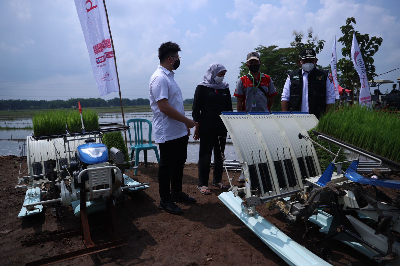 Gubernur Jawa Timur Khofifah Indar Parawansa dan Founder dan CEO PT Maxxi Tani Teknologi Nicholas Taniadi (kiri) saat melihat alat tanam padi dalam kegiatan Gerakan Percepatan Tanam Padi di Desa Dempel, Kabupaten Ngawi, Minggu (24/4/2022).