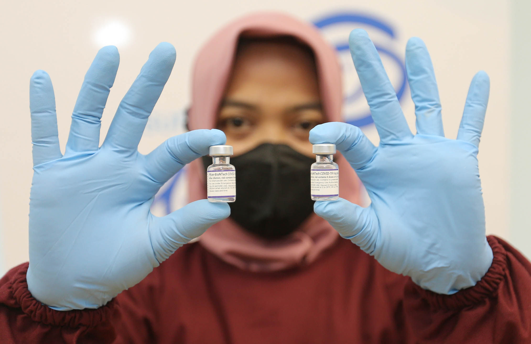 Petugas medis menunjukan dua botol vaksin pada acara Vaksinasi Merdeka Booster di Grha Asuransi Astra Jakarta, Sabtu 23 April 2022. Foto : Panji Asmoro/TrenAsia