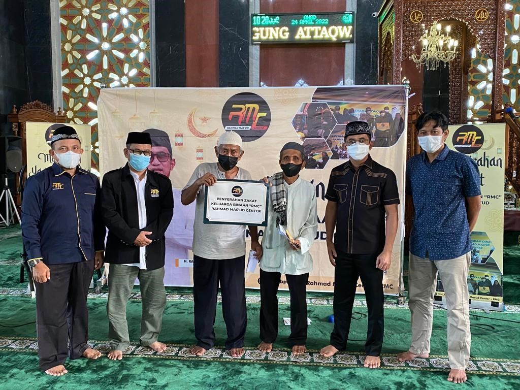 Penyaluran Zakat oleh Yayasan Rahmad Mas'ud Center secara simbolis di Masjid At-Taqwa pada Minggu 24 April 2022