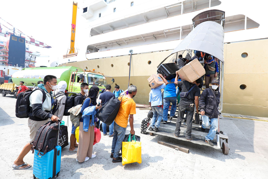 Sejumlah pemudik bersiap menaiki kapal KM Dorolonda tujuan Surabaya, Makasar, dan Ambon yang bersandar di terminal penumpang nusantara Pelabuhan Tanjung Priok, Jakarta Utara, Senin, 25 April 2022. Foto: Ismail Pohan/TrenAsia