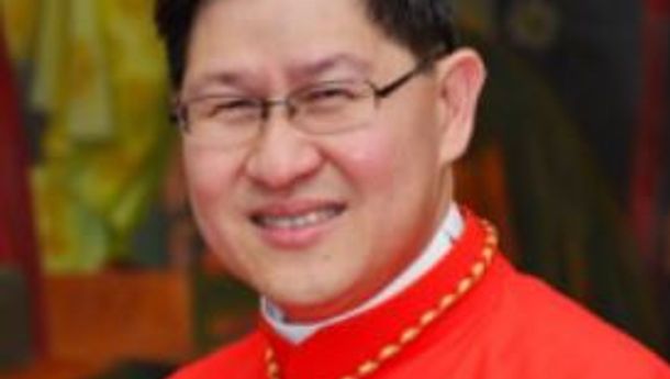 Usai Pimpin Misa di Gereja Generalat SVD di Roma, Kardinal Luis Tagle  Dikalungi Selendang Flores dan Ikut Goyang Ja'i