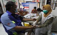 Sejumlah pengemudi bus antar kota menjalani pemeriksaan kesehatan di Terminal Kalideres Jakarta Barat. Pemeriksaan tersebut meliputi tensi,urine dan gula darah, Senin 25 April 2022. Foto : Panji Asmoro/TrenAsia