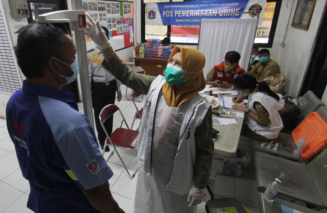 Sejumlah pengemudi bus antar kota menjalani pemeriksaan kesehatan di Terminal Kalideres Jakarta Barat. Pemeriksaan tersebut meliputi tensi,urine dan gula darah, Senin 25 April 2022. Foto : Panji Asmoro/TrenAsia