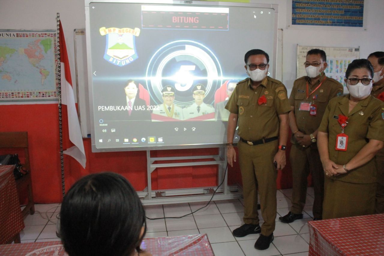 Wali Kota Bitung Maurits Mantiri saat membuka pelaksanaan UAS berbasis digital di SMP Negeri 2. (Foto:Istimewa)