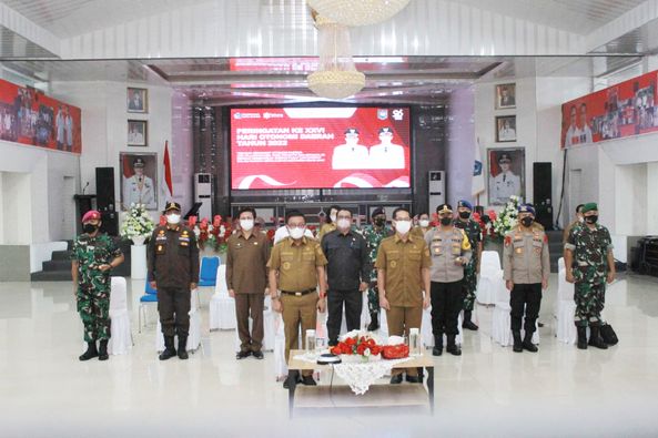Wali Kota Bitung Maurits Mantiri, Wawali Hengky Honandar bersama unsur Forkopimda mengikuti peringatan hari OTDA secara virtual. (Foto:Istimewa)