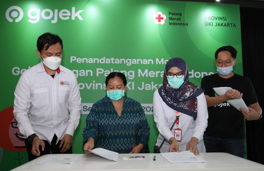 Dari ki-ka : Ketua Bidang Kerja Sama dan Kemitraan Pengurus Provinsi PMI DKI Jakarta, H. Arya Sandhiyudha Ph.D, Direktur Hubungan Pemerintah dan Kebijakan Publik GoTo, Shinto Nugroho, Kepala Unit Donor Darah PMI Provinsi DKI Jakarta, Dr. dr. Ni Ken Ritchie, M. Biomed, dan Head of Logistics Gojek, Steven Halim dalam acara penandatanganan Nota Kesepahaman antara Gojek dan Palang Merah Indonesia (PMI) Provinsi DKI Jakarta,Senin 25 April 2022. Foto : Panji Asmoro/TrenAsia