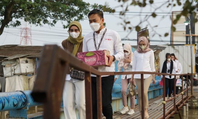 Awak kabin Lion Air menyerahkan bantuan kepada panti asuhan dalam momentum perayaan Ramadan dan Paskah 