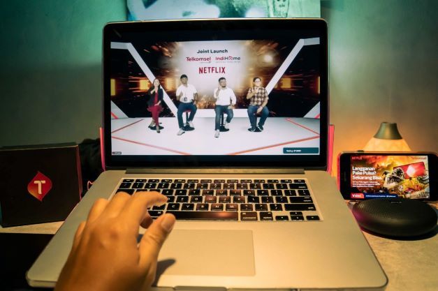 TelkomGroup melalui Telkomsel dan Indihome bekerja sama dengan Netflix untuk memudahkan pelanggan menikmati beragam konten serta tayangan favorit melalui berbagai perangkat seperti TV, laptop, smartphone, dan tablet. 