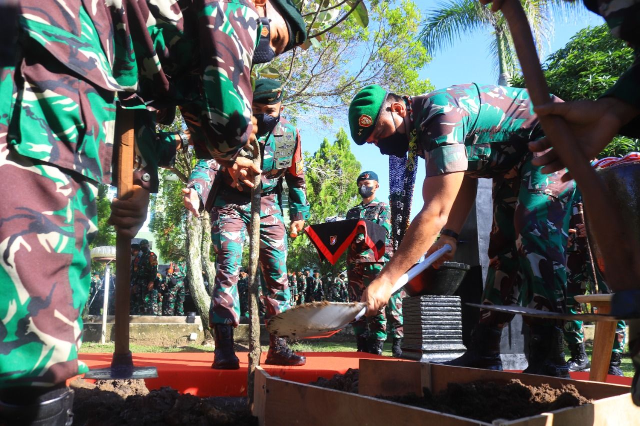 Setibanya di Mayonif Raider 600/Modang Pangdam VI/Mlw, Mayjen TNI Teguh Pudjo Rumekso melakukan penanaman pohon sawo kecik.