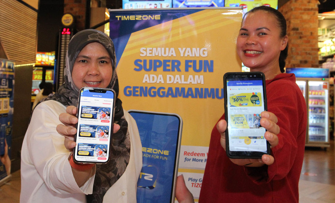 General Marketing Timezone Indonesia Kikie Randini (kiri) Bersama dengan Head of People and Culture Timezone Indonesia Rika Jatnikaningsih memperkenalkan Timezone Fun App dalam acara peluncurannya di Jakarta,Selasa 26 April 2022. Foto : Panji Asmoro/TrenAsia