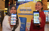 General Marketing Timezone Indonesia Kikie Randini (kiri) Bersama dengan Head of People and Culture Timezone Indonesia Rika Jatnikaningsih memperkenalkan Timezone Fun App dalam acara peluncurannya di Jakarta,Selasa 26 April 2022. Foto : Panji Asmoro/TrenAsia