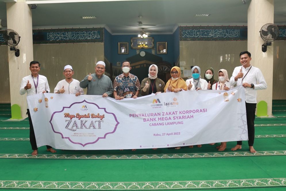 Bank Mega Syariah Lampung bersama Lazismu menyalurkan zakat korporasi kepada Institut Informatika dan Bisnis (IIB) Darmajaya.