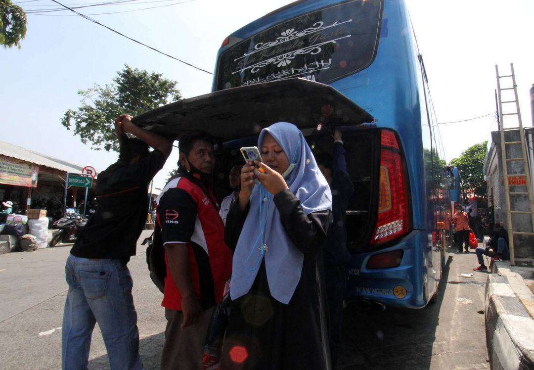 Nampak sejumlah pemudik mulai memadati Terminal Kalideres Jakarta Barat, Rabu 27 April 2022. Puncak arus mudi diperkirakan terjadi pada tanggal 29 April 2022. Foto : Panji Asmoro/TrenAsia