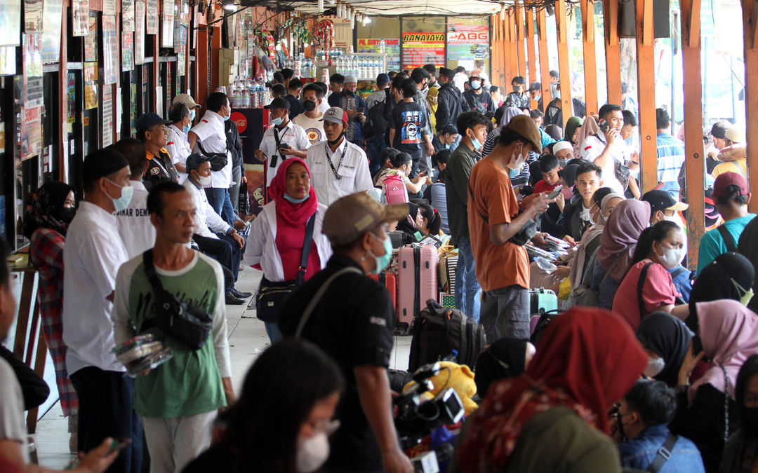 Nampak sejumlah pemudik mulai memadati Terminal Kalideres Jakarta Barat, Rabu 27 April 2022. Puncak arus mudi diperkirakan terjadi pada tanggal 29 April 2022. Foto : Panji Asmoro/TrenAsia