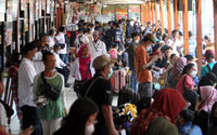 Nampak sejumlah pemudik mulai memadati Terminal Kalideres Jakarta Barat, Rabu 27 April 2022. Puncak arus mudi diperkirakan terjadi pada tanggal 29 April 2022. Foto : Panji Asmoro/TrenAsia