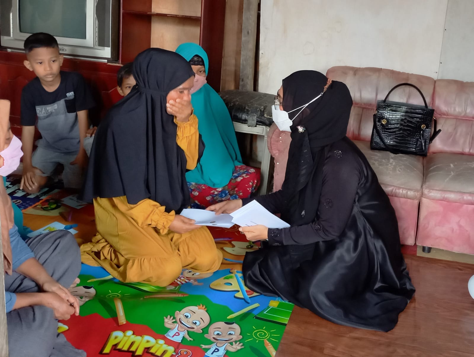 Sambangi rumah warga, Hj Nurlena Mas'ud berbagi berkah