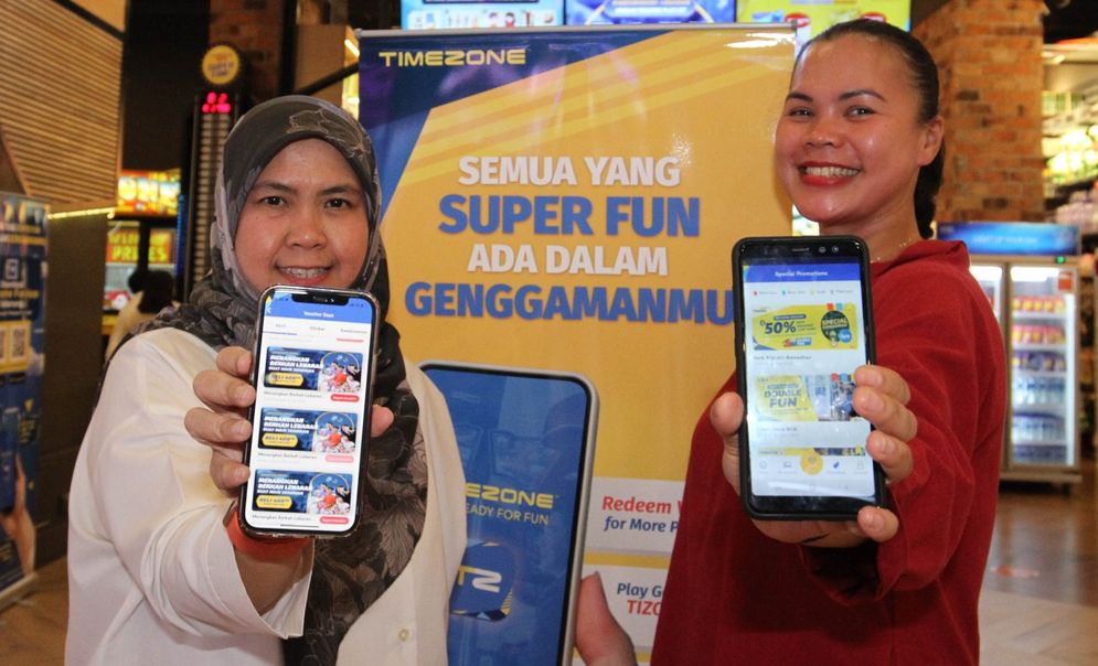 General Marketing Timezone Indonesia Kikie Randini (kiri) Bersama dengan Head of People and Culture Timezone Indonesia Rika Jatnikaningsih memperkenalkan Timezone Fun App dalam acara peluncuran di Jakarta pada Selasa (26/04/2022).