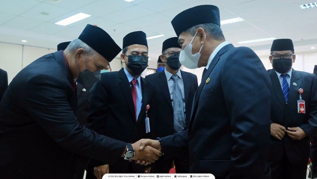 Gubernur Kalimantan Utara Zainal Paliwang memberikan ucapan selamat kepada pejabat pimpinan tinggi pratama yang dilantik.