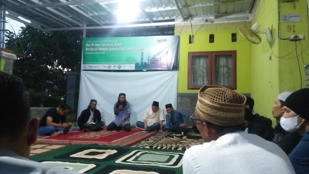 Direktur Eksekutif Walhi Kalsel, Kisworo Dwi Cahyono, saat memberikan paparan dalam diskusi lingkungan hidup.
