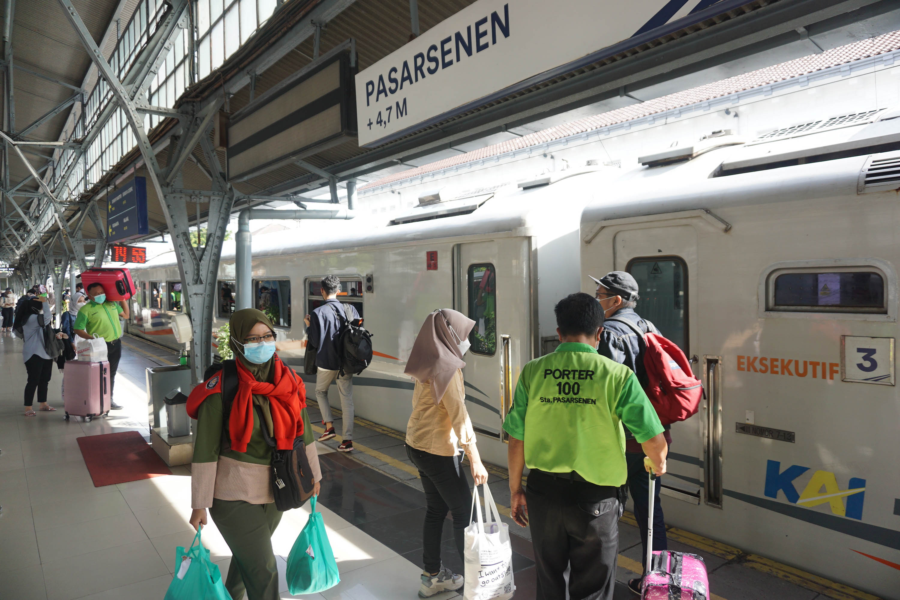 Pemudik bersiap menaiki kereta api Gumarang relasi Jakarta Pasar Senen- Surabaya Pasar Turi di Stasiun Pasar Senen, Jakarta, Jum'at, 29 April 2022. Foto: Ismail Pohan/TrenAsia