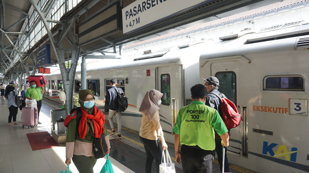 Puncak Arus Mudik Kereta Api.jpg