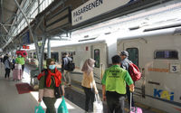 Pemudik bersiap menaiki kereta api Gumarang relasi Jakarta Pasar Senen- Surabaya Pasar Turi di Stasiun Pasar Senen, Jakarta, Jum'at, 29 April 2022. Foto: Ismail Pohan/TrenAsia