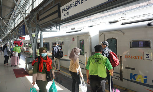 Pemudik bersiap menaiki kereta api Gumarang relasi Jakarta Pasar Senen- Surabaya Pasar Turi di Stasiun Pasar Senen, Jakarta, Jum'at, 29 April 2022. Foto: Ismail Pohan/TrenAsia