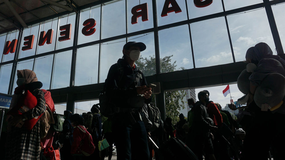 Puncak Arus Mudik Kereta Api.jpg