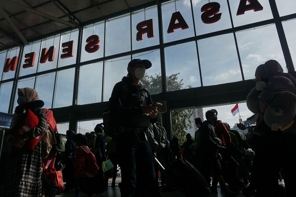 Pemudik berada di peron keberangkatan Stasiun Kereta Api Pasar Senen, Jakarta