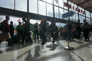 Puncak Arus Mudik Kereta Api.jpg