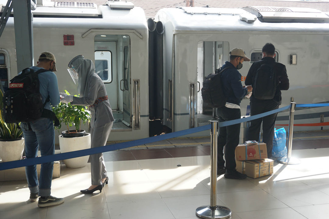 Pemudik bersiap menaiki kereta api Gumarang relasi Jakarta Pasar Senen- Surabaya Pasar Turi di Stasiun Pasar Senen, Jakarta, Jum'at, 29 April 2022. Foto: Ismail Pohan/TrenAsia