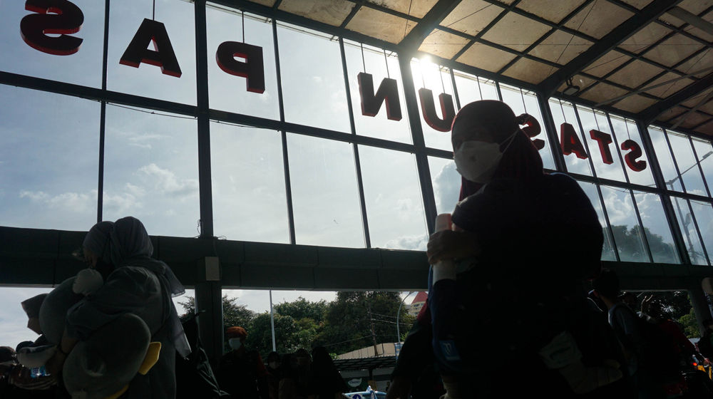 Puncak Arus Mudik Kereta Api.jpg