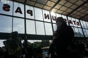 Puncak Arus Mudik Kereta Api.jpg