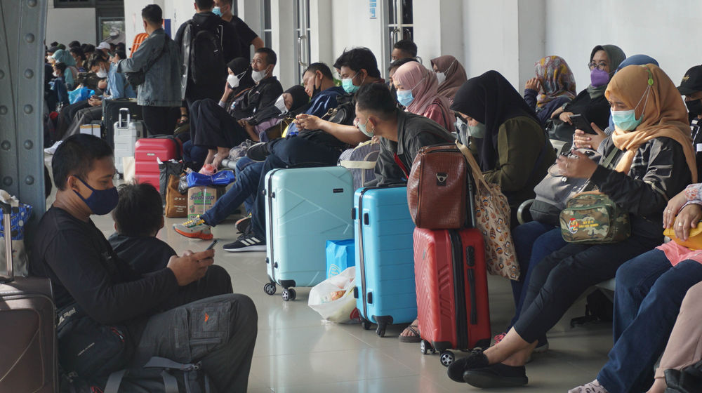 Puncak Arus Mudik Kereta Api.jpg