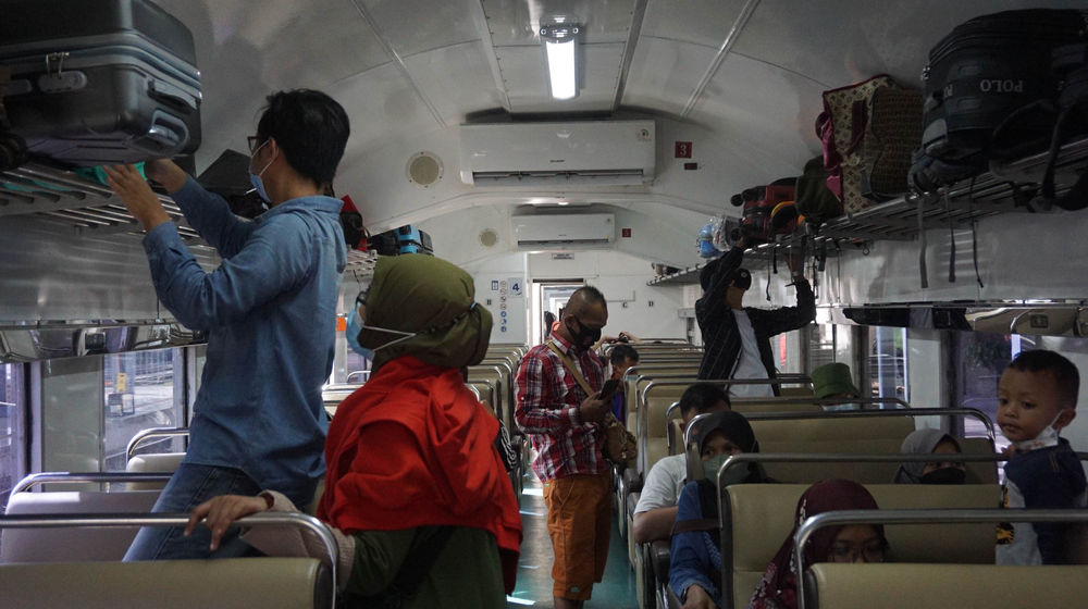 Puncak Arus Mudik Kereta Api.jpg