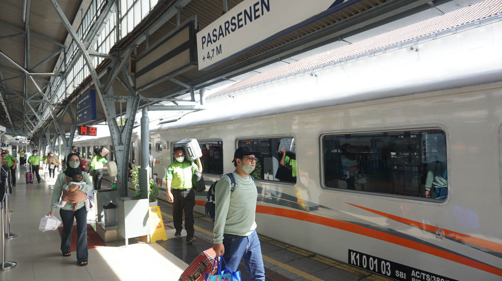 Puncak Arus Mudik Kereta Api.jpg