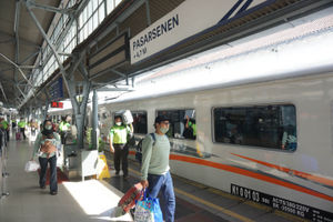 Puncak Arus Mudik Kereta Api.jpg