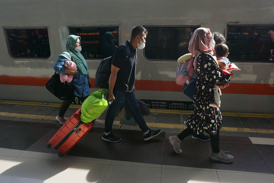 Pemudik bersiap menaiki kereta api Gumarang relasi Jakarta Pasar Senen- Surabaya Pasar Turi di Stasiun Pasar Senen, Jakarta, Jum'at, 29 April 2022. Foto: Ismail Pohan/TrenAsia