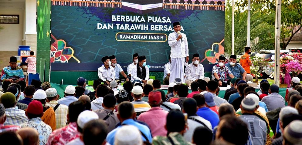 Gubernur Sumut Edy Rahmayadi berbuka puasa bersama para tukang becak di halaman masjid rumah dinasnya, Kamis (28/4/2022)