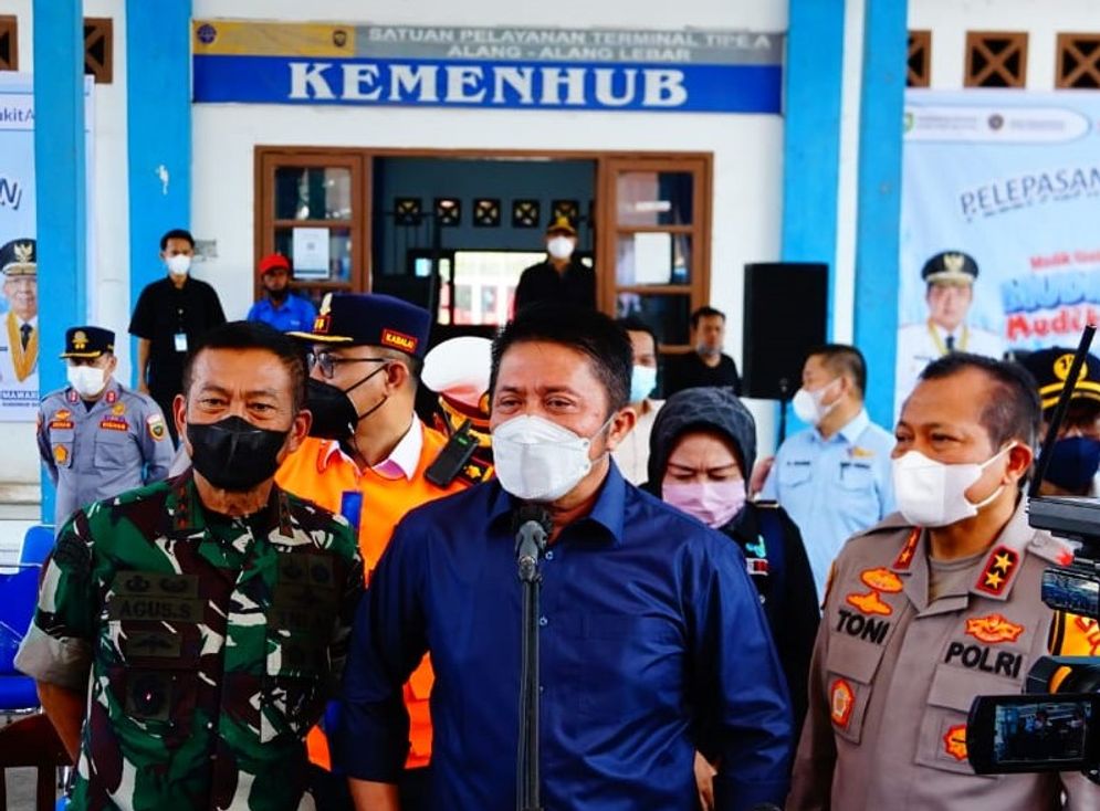 Gubernur Sumsel Herman Deru, didampingi  Kapolda Sumsel Kapolda Sumsel, Irjen Pol Toni Harmanto MH, dan Pangdam II Sriwijaya Mayor Jenderal TNI Agus Suhardi melepas peserta program mudik gratis.