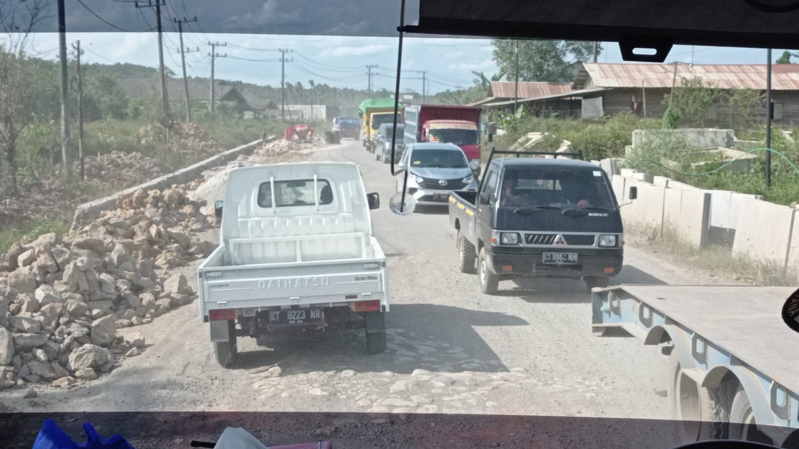 Jalan utama penghubung Kota Samarinda dan Bontang yang kerapkali mengalami kerusakan akkibat dilintasi truk tambang. Pemprov Kaltim meminta pusat merealisasikan tol Samarinda Bontang.