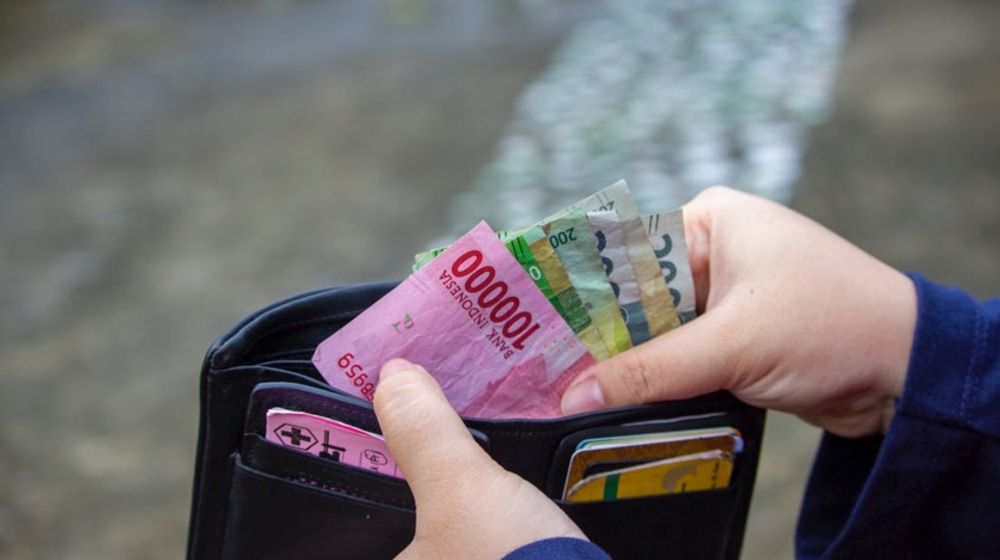 THR Sudah Cair, Pilih Sedekah atau Bayar Utang Dulu? Ini Penjelasannya