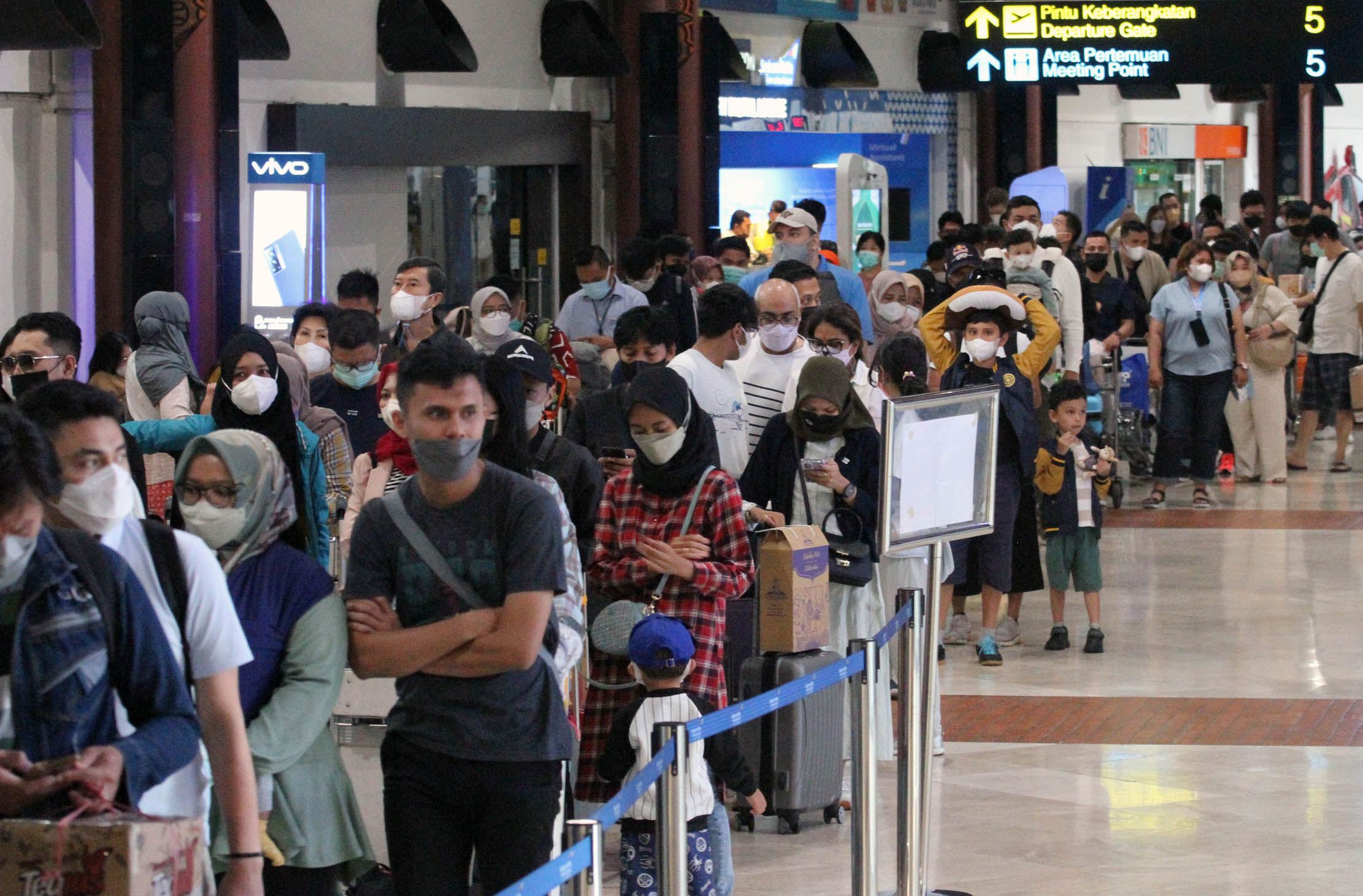 Puluhan ribu calon penumpang nampak memadati area check in counter Terminal 2 F Bandara Soekarno Hatta, Sabtu 30 April 2022. Diprediksi hari ini merupakan puncak arus mudik melalui jalur udara. Foto : Panji Asmoro/TrenAsia
