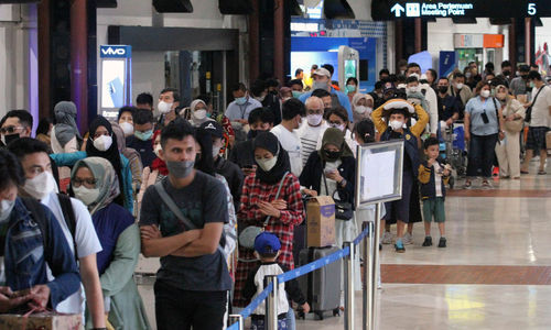 Puluhan ribu calon penumpang nampak memadati area check in counter Terminal 2 F Bandara Soekarno Hatta, Sabtu 30 April 2022. Diprediksi hari ini merupakan puncak arus mudik melalui jalur udara. Foto : Panji Asmoro/TrenAsia