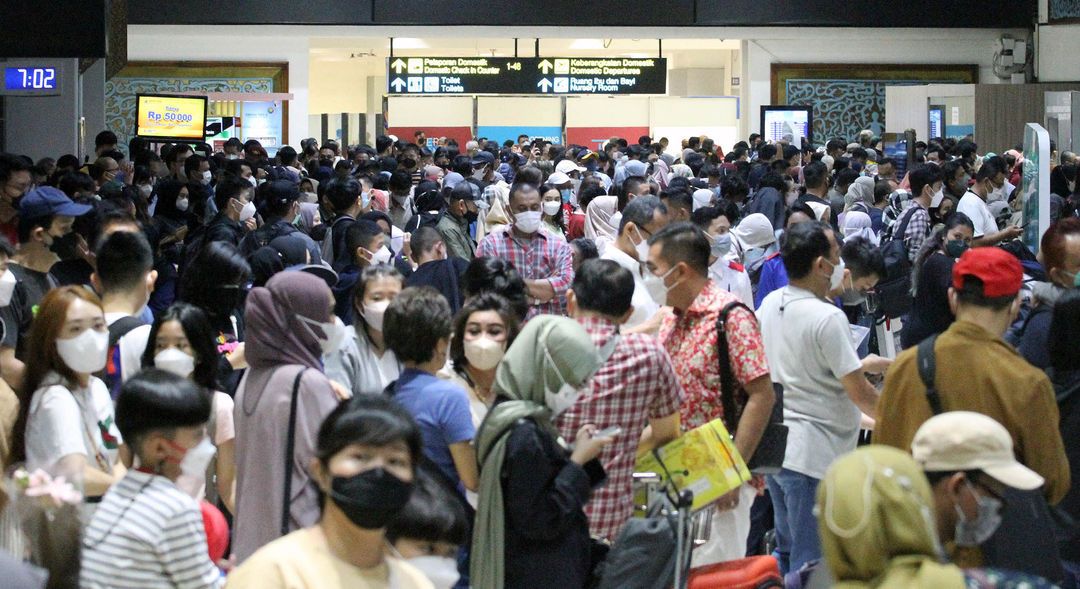 Puluhan ribu calon penumpang nampak memadati area check in counter Terminal 2 F Bandara Soekarno Hatta, Sabtu 30 April 2022. Diprediksi hari ini merupakan puncak arus mudik melalui jalur udara. Foto : Panji Asmoro/TrenAsia