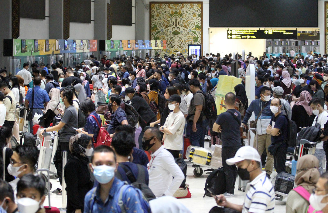 Puluhan ribu calon penumpang nampak memadati area check in counter Terminal 2 F Bandara Soekarno Hatta, Sabtu 30 April 2022. Diprediksi hari ini merupakan puncak arus mudik melalui jalur udara. Foto : Panji Asmoro/TrenAsia