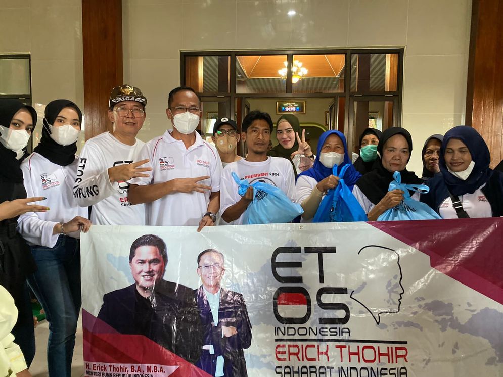 DPP Erick Thohir Sahabat (ETOS) Indonesia menggelar bakti sosial (Baksos) dengan menyalurkan sembako di Gunung Sugih.