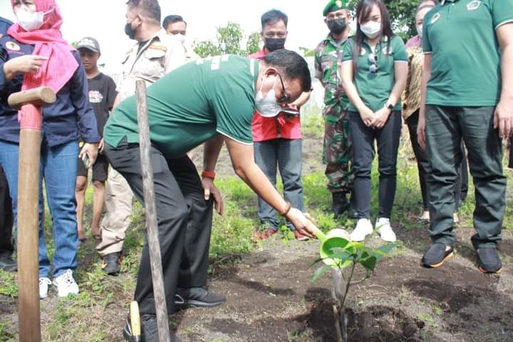 Wali Kota Bitung, Maurits Mantiri saat melakukan penanaman pohon. (Foto:Istimewa)