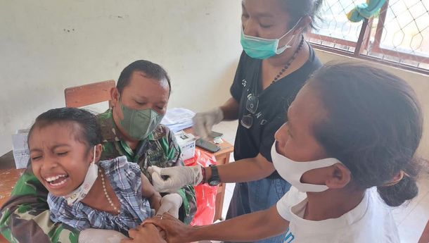 Anggota TNI AD Babinsa Dan Duk Kes Kodim 1603/Sikka Bujuk Siswa SDK Wairpelit Ikut Vaksinasi
