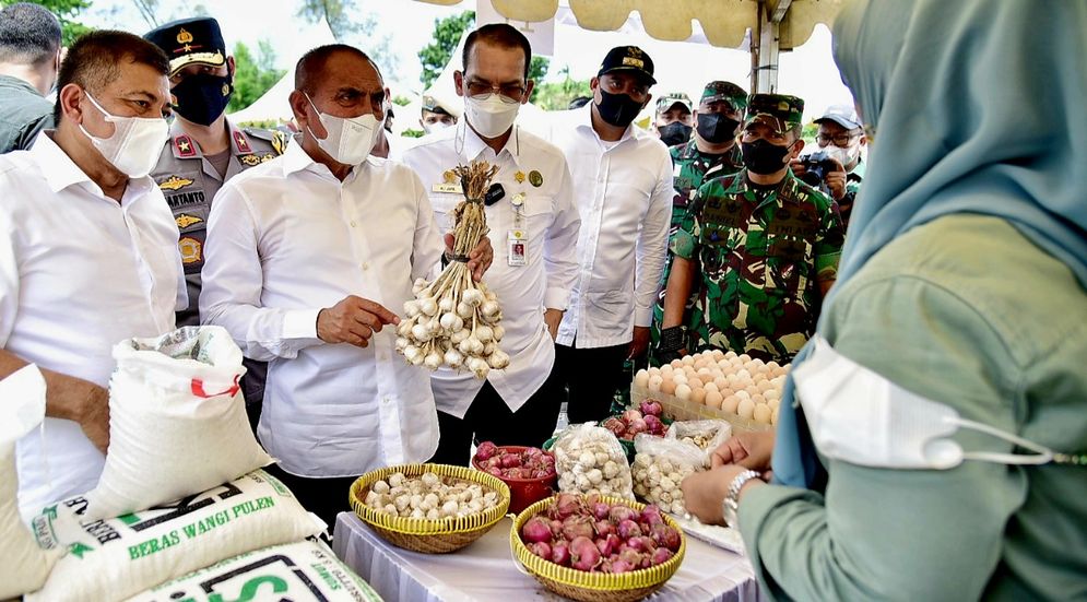 Gubernur Sumut Edy Rahmayadi bersama Dirjen PSP Kementan Ali Jamil membuka sekaligus meninjau Pasar Mitra Tani